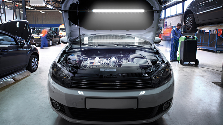 Bil, der bliver repareret p&aring; v&aelig;rkstedet