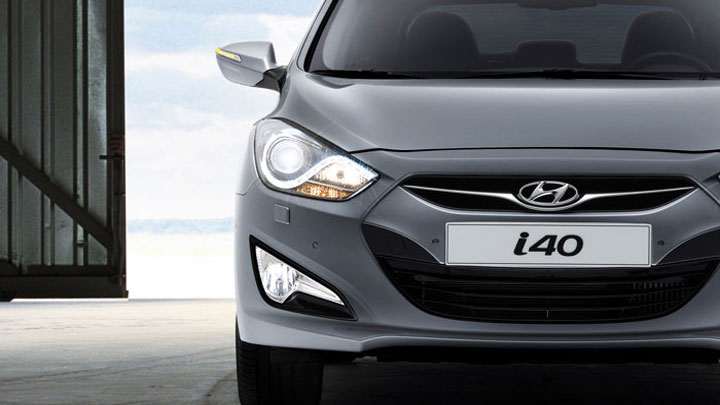 Et n&aelig;rbillede af en bil