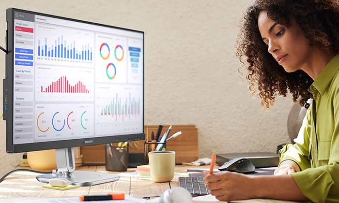 En kvinde arbejder med de TCO Edge-certificerede Philips-skærme.