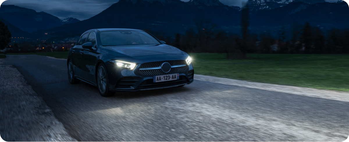 Kvinde, der bruger &aelig;gte tr&aring;dl&oslash;se hovedtelefoner p&aring; stranden